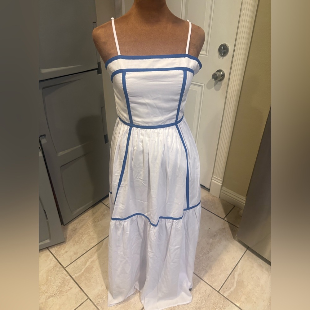 Commense White Garment with Blue Accent
